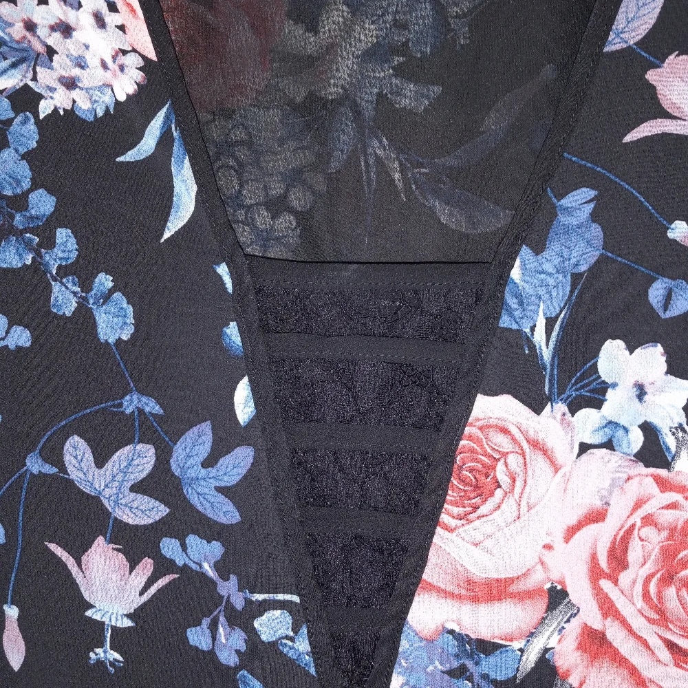Love Scarlett XL black floral v-neck floral flowy sleeve blouse